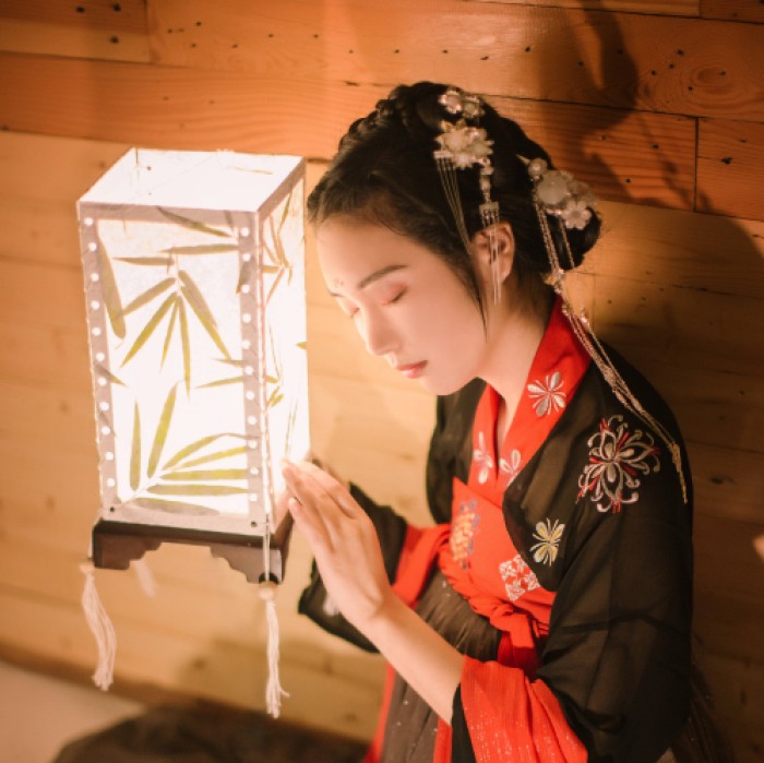 柔美女子攜燈古風頭像，婉約匠心啟航閱讀微信qq頭像