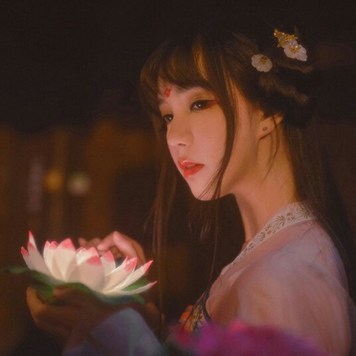 柔美女子攜燈古風頭像，婉約匠心啟航閱讀微信qq頭像