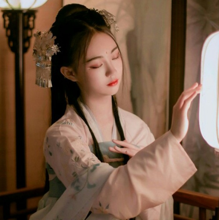 柔美女子攜燈古風頭像，婉約匠心啟航閱讀微信qq頭像