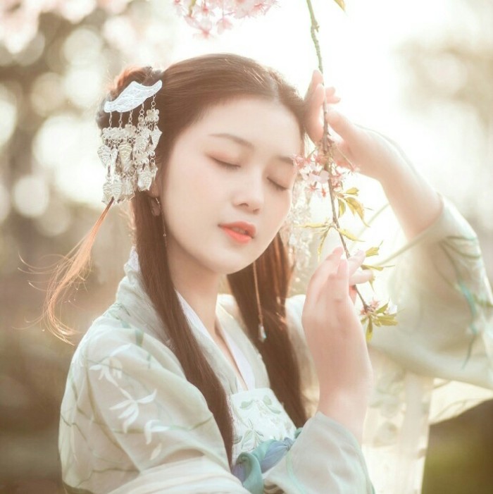 嬌俏女子古風(fēng)唯美頭像，淡掃峨眉真人女生頭像