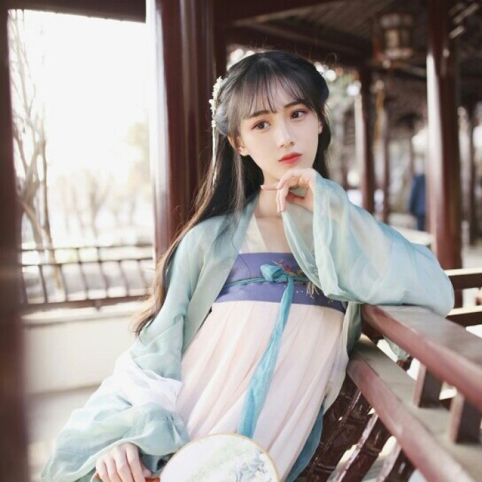 粉妝玉琢的女子古風(fēng)頭像，匠心啟航閱讀女生頭像