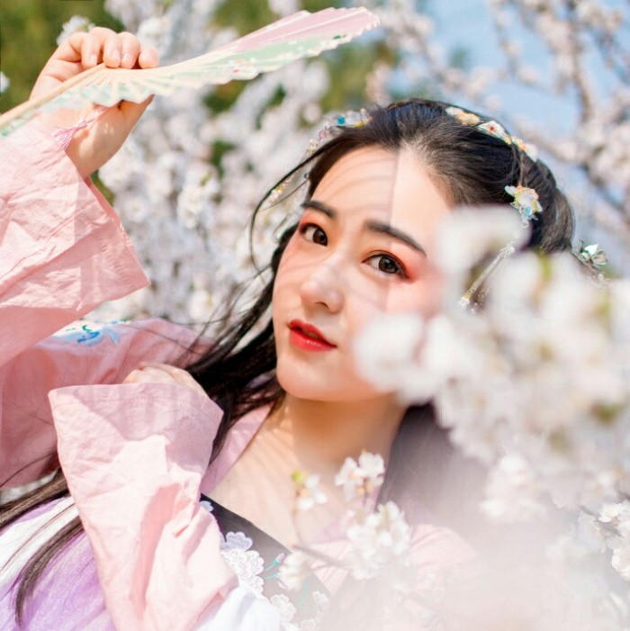 粉妝玉琢的女子古風(fēng)頭像，匠心啟航閱讀女生頭像