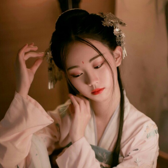 柳眉杏眼女生頭像，古風女子qq頭像