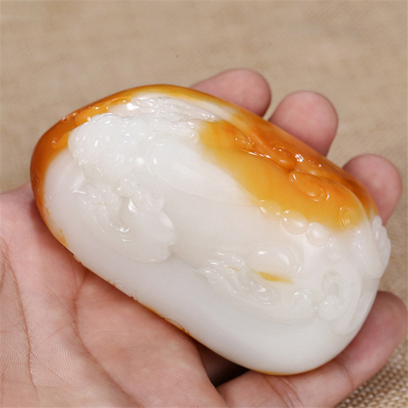 瑞獸納吉新疆和田玉手把件，精致白玉籽料雕刻