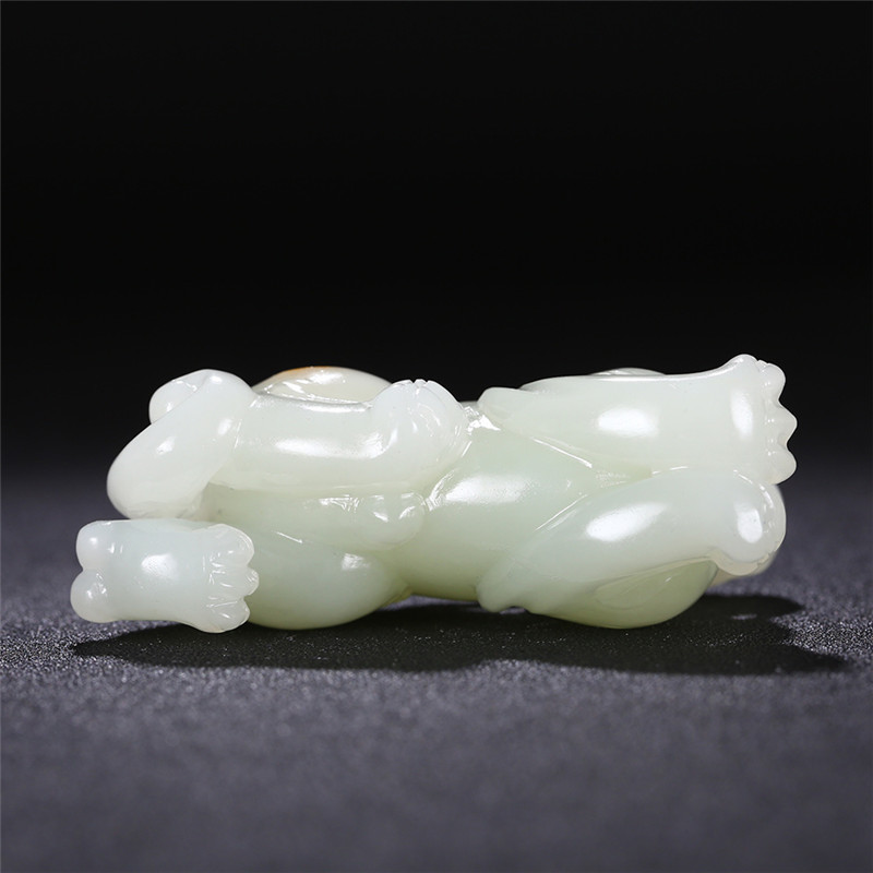 貔貅和田玉手把件，天然籽料真皮手玩件