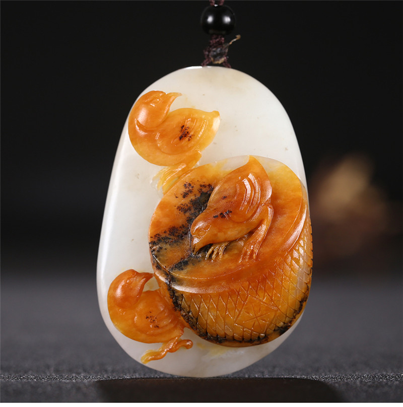 俏雕十二生肖雞掛件，和田玉黃皮籽料