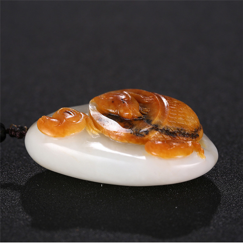 俏雕十二生肖雞掛件，和田玉黃皮籽料