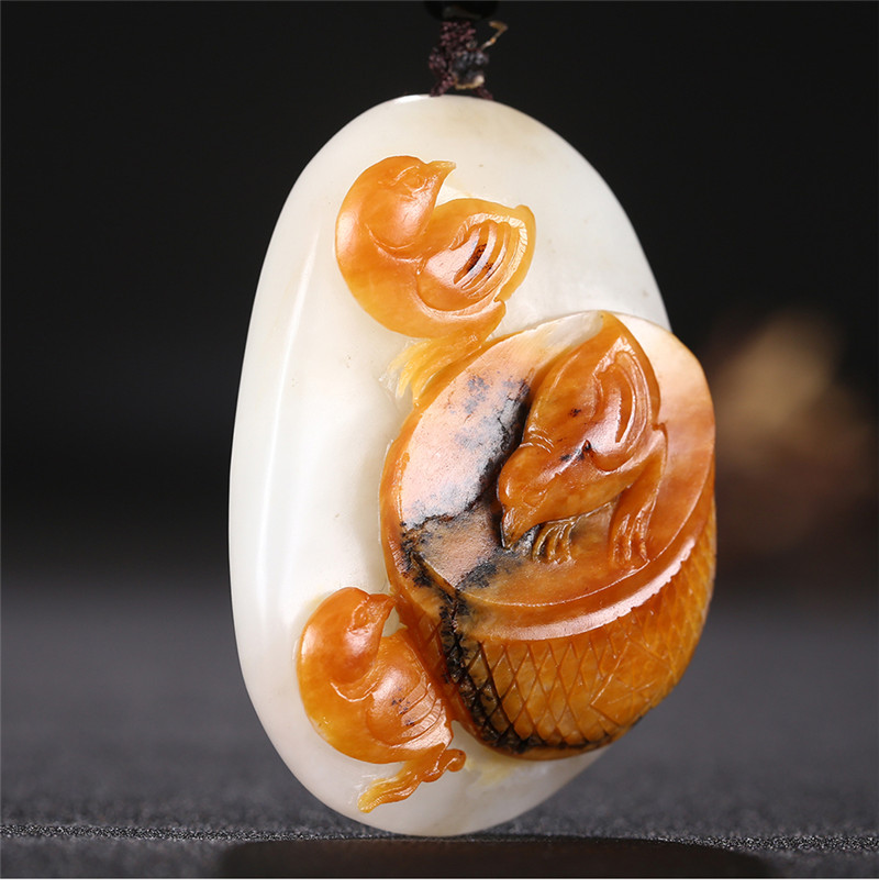 俏雕十二生肖雞掛件，和田玉黃皮籽料