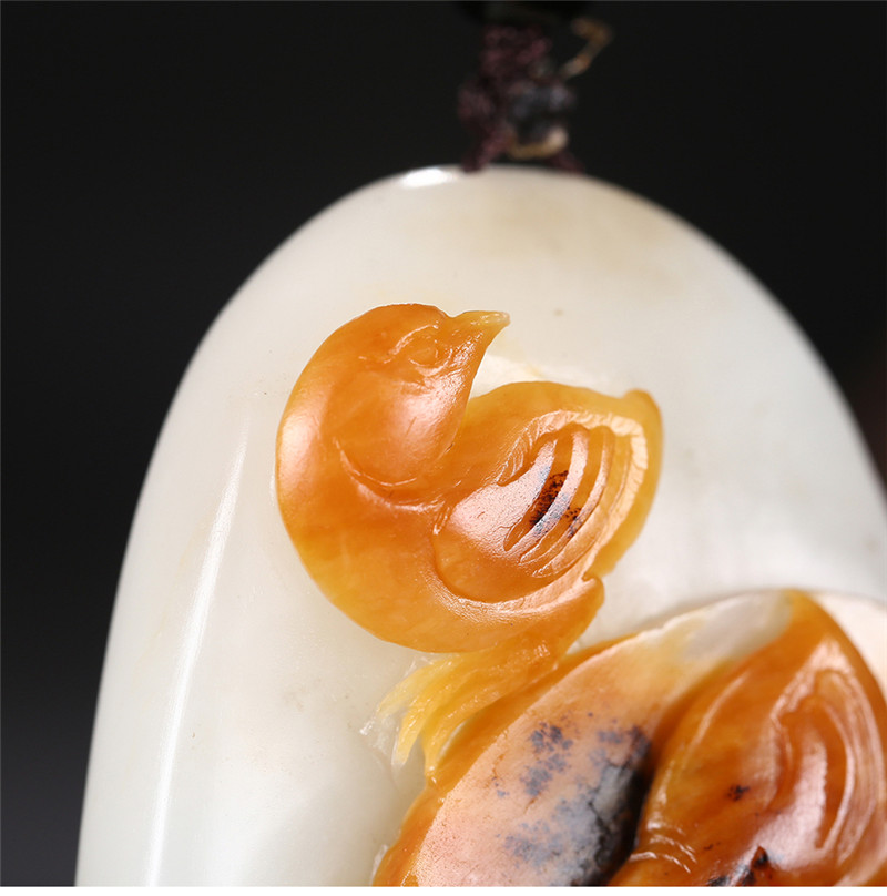 俏雕十二生肖雞掛件，和田玉黃皮籽料