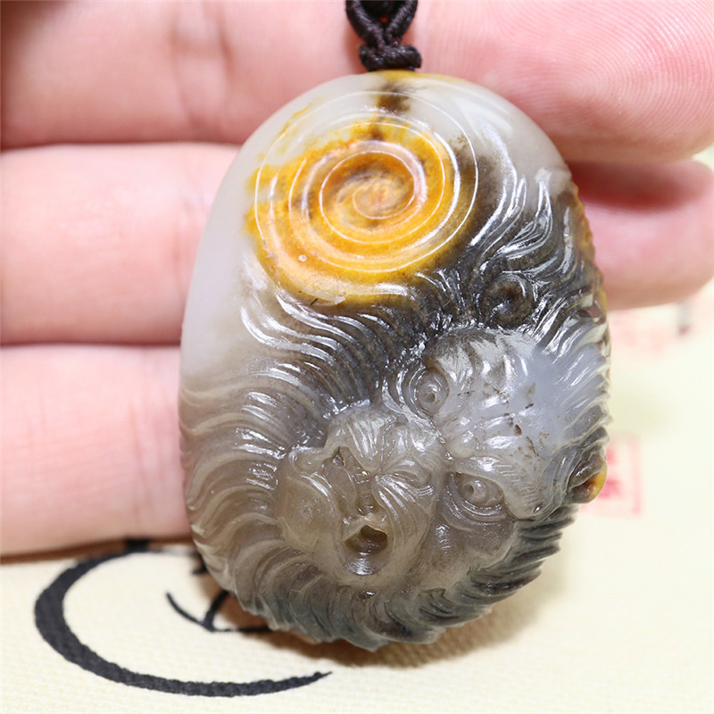 文殊菩薩三色料和田玉掛件，雙面雕刻吊墜