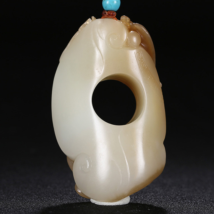 游龍?zhí)煜潞吞镉穹鹿艗旒?，白玉生肖龍?xiàng)鏈掛墜