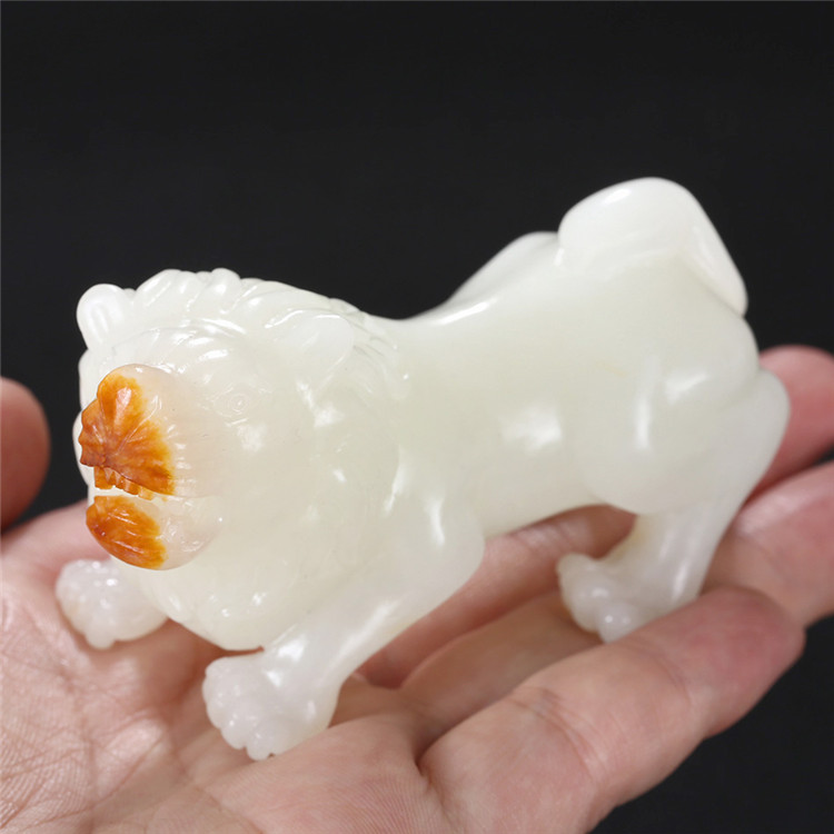 天然籽料真皮獅子手玩件，百獸之王白玉擺件