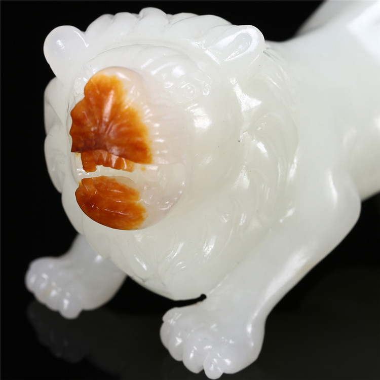 天然籽料真皮獅子手玩件，百獸之王白玉擺件