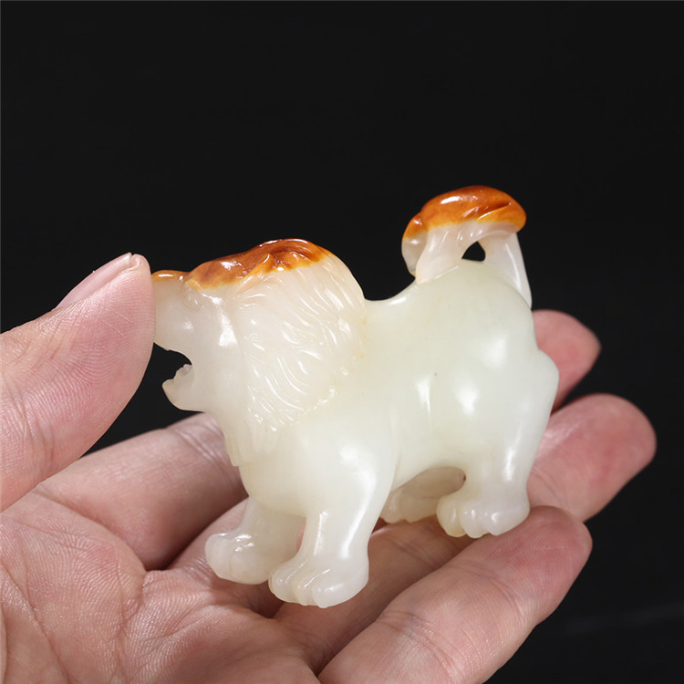 天然籽料真皮獅子手玩件，百獸之王白玉擺件