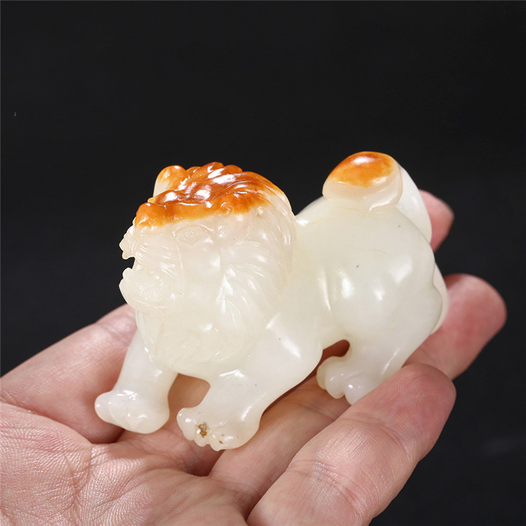 天然籽料真皮獅子手玩件，百獸之王白玉擺件