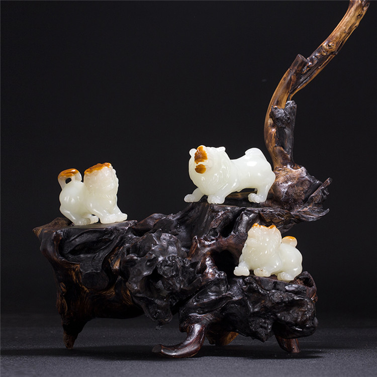 天然籽料真皮獅子手玩件，百獸之王白玉擺件