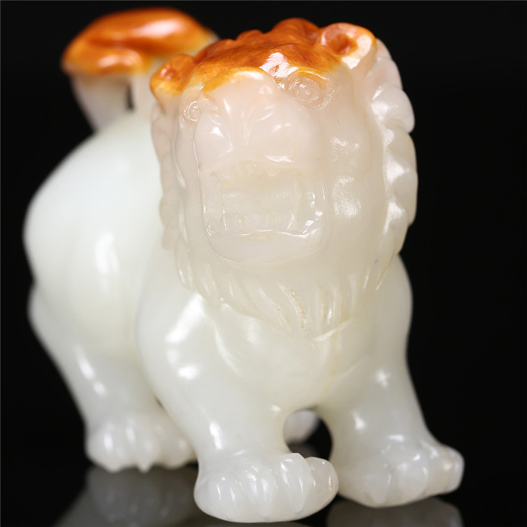 天然籽料真皮獅子手玩件，百獸之王白玉擺件