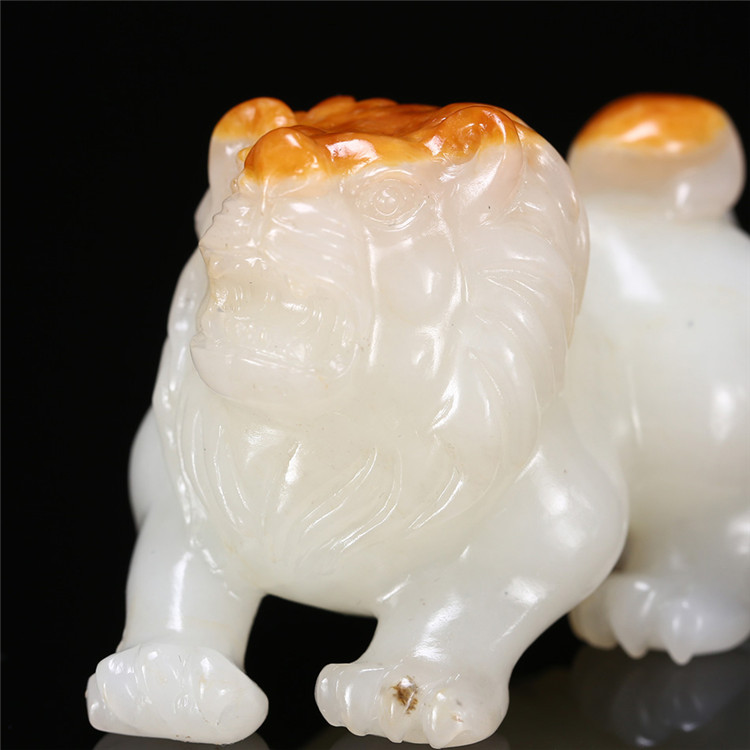 天然籽料真皮獅子手玩件，百獸之王白玉擺件