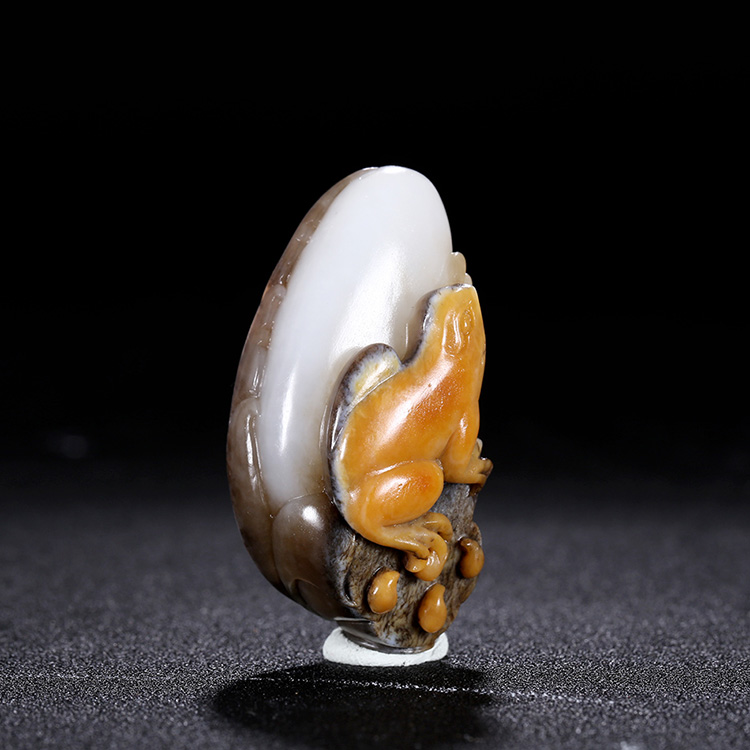 呱呱來財天然玉石掛件，新疆和田玉青蛙手把件