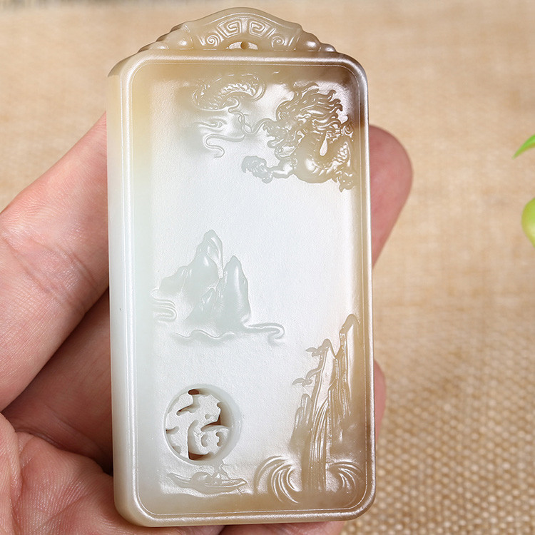 神龍送福人間山水玉牌掛件，天然糖白玉項鏈