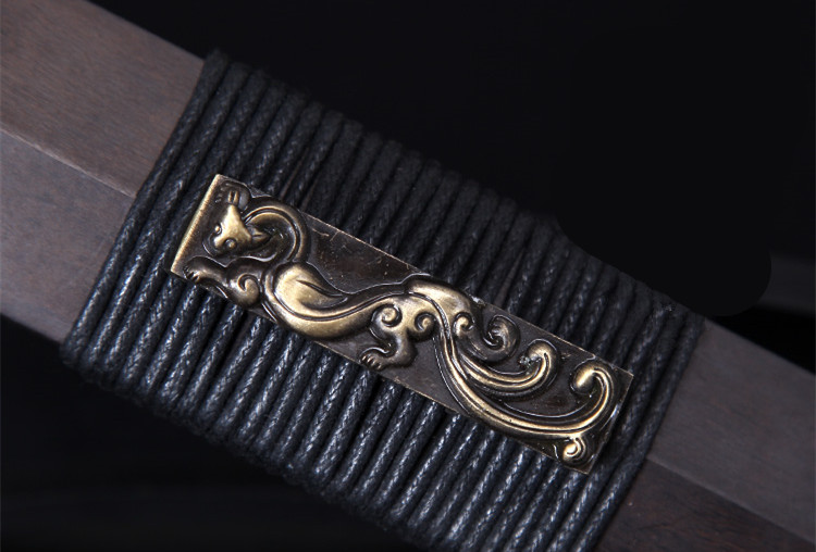 劍氣凌然龍泉小漢劍短劍，四面花紋鋼冷兵器