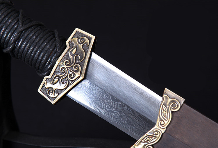 劍氣凌然龍泉小漢劍短劍，四面花紋鋼冷兵器