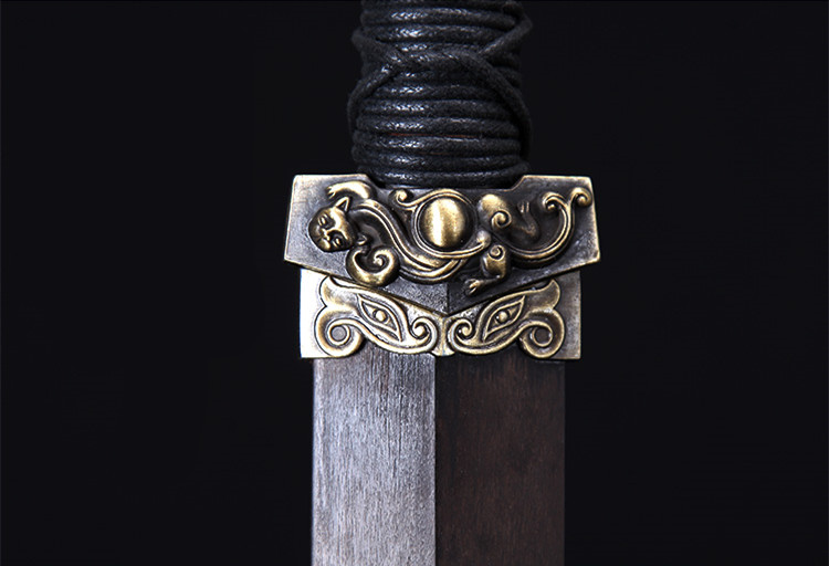 劍氣凌然龍泉小漢劍短劍，四面花紋鋼冷兵器