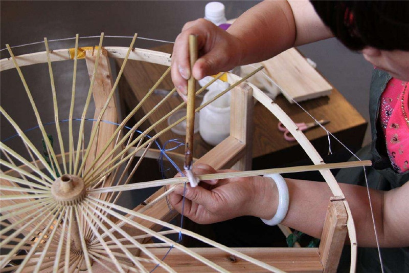 杭州西湖竹骨綢傘制作與圖片欣賞