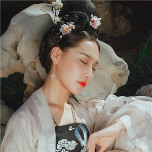 深深庭院美人古風(fēng)頭像，漢服真人頭像qq頭像