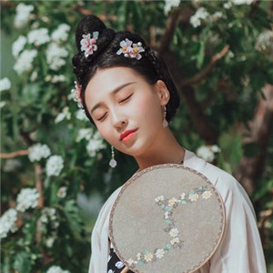 深深庭院美人古風(fēng)頭像，漢服真人頭像qq頭像