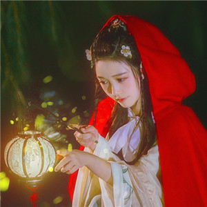 夜深庭間女子古風(fēng)頭像大全，紅斗篷美人qq頭像