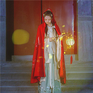 夜深庭間女子古風(fēng)頭像大全，紅斗篷美人qq頭像