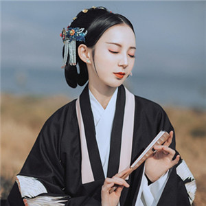 孤傲冷寂女子古風(fēng)頭像，真人女生qq頭像