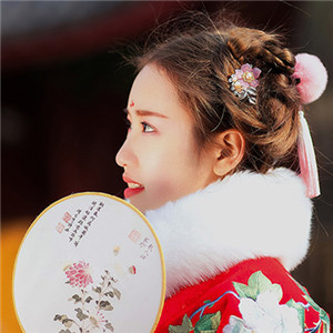 冬日暖陽伊人紅襖古風頭像，甜美可愛真人女生