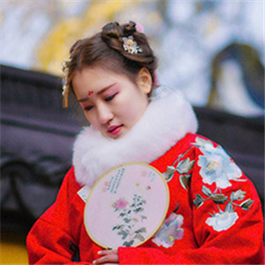 冬日暖陽伊人紅襖古風頭像，甜美可愛真人女生
