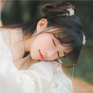 庭院花間漢服少女頭像，古風(fēng)真人唯美qq頭像