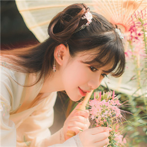 庭院花間漢服少女頭像，古風(fēng)真人唯美qq頭像