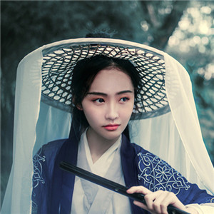 瀟灑肆意古風(fēng)飲酒女子頭像，好看的真人頭像