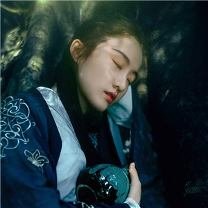 瀟灑肆意古風(fēng)飲酒女子頭像，好看的真人頭像