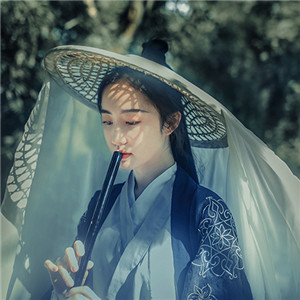 瀟灑肆意古風(fēng)飲酒女子頭像，好看的真人頭像