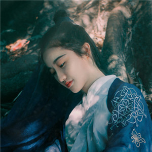 瀟灑肆意古風(fēng)飲酒女子頭像，好看的真人頭像