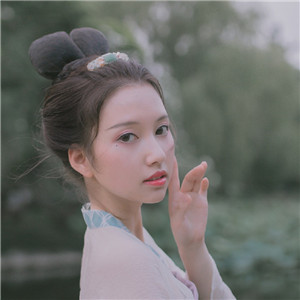 荷塘院內(nèi)美人醉古風頭像，女生唯美意境頭像