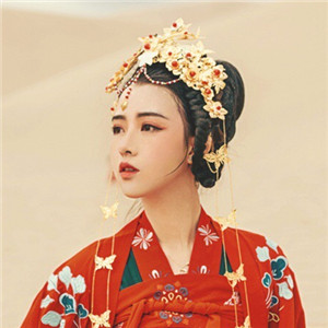 大漠黃沙嫁衣紅裳女子頭像，古風(fēng)艷麗真人頭像