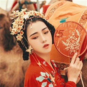 大漠黃沙嫁衣紅裳女子頭像，古風(fēng)艷麗真人頭像