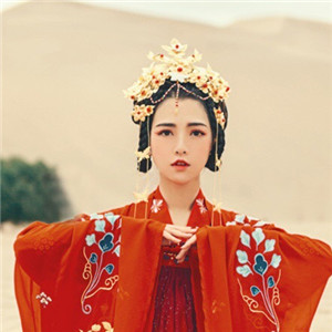 大漠黃沙嫁衣紅裳女子頭像，古風(fēng)艷麗真人頭像