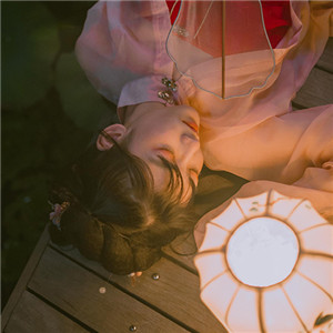 夜色杏粉小依獨(dú)醉酒古風(fēng)頭像，女生古風(fēng)頭像