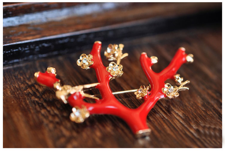 匠心啟航閱讀文藝復(fù)古紅釉梅花樹枝棲小鳥雅致胸針