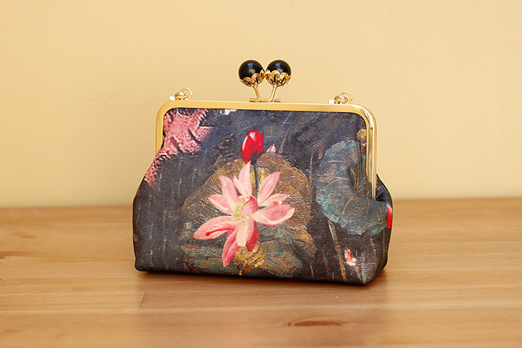 匠心啟航閱讀復(fù)古水墨荷花斜挎旗袍手工包