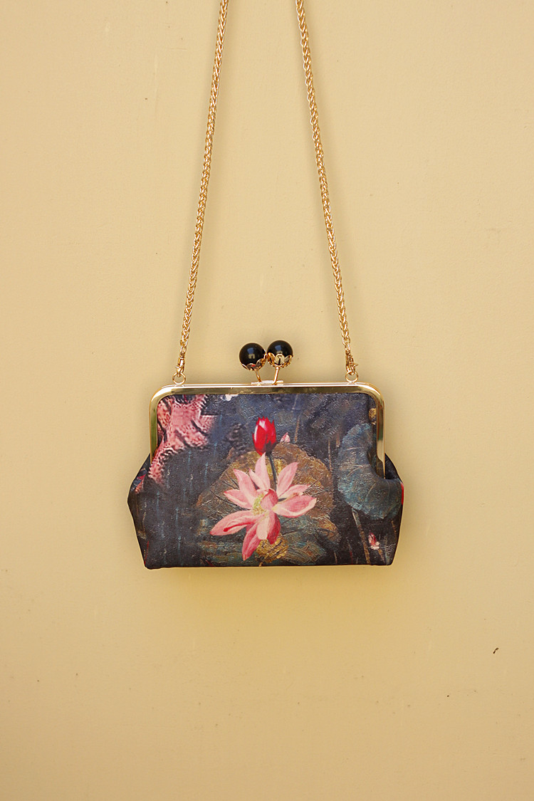 匠心啟航閱讀復(fù)古水墨荷花斜挎旗袍手工包