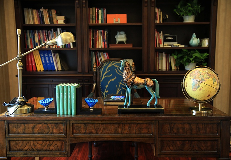 威風(fēng)凜凜，鎧甲鐵騎馬型鐵藝工藝品